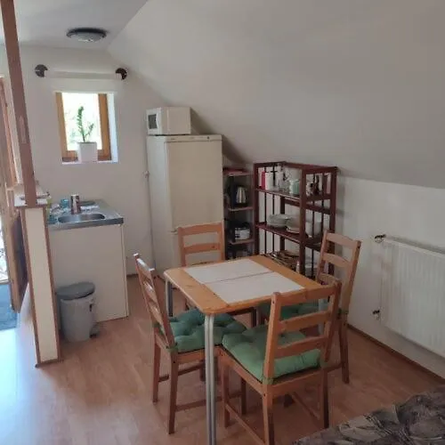 Norbi Vendeghaz 公寓 *